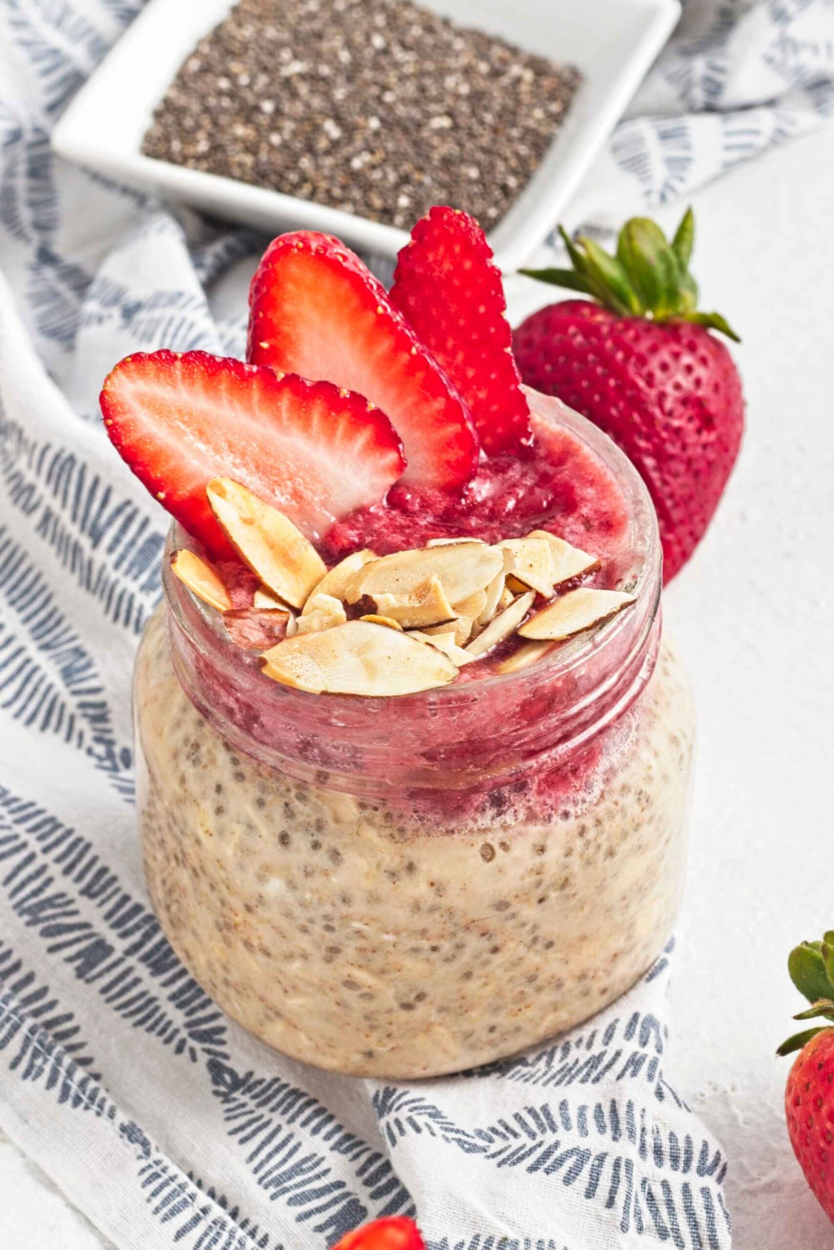 strawberry overnight oats